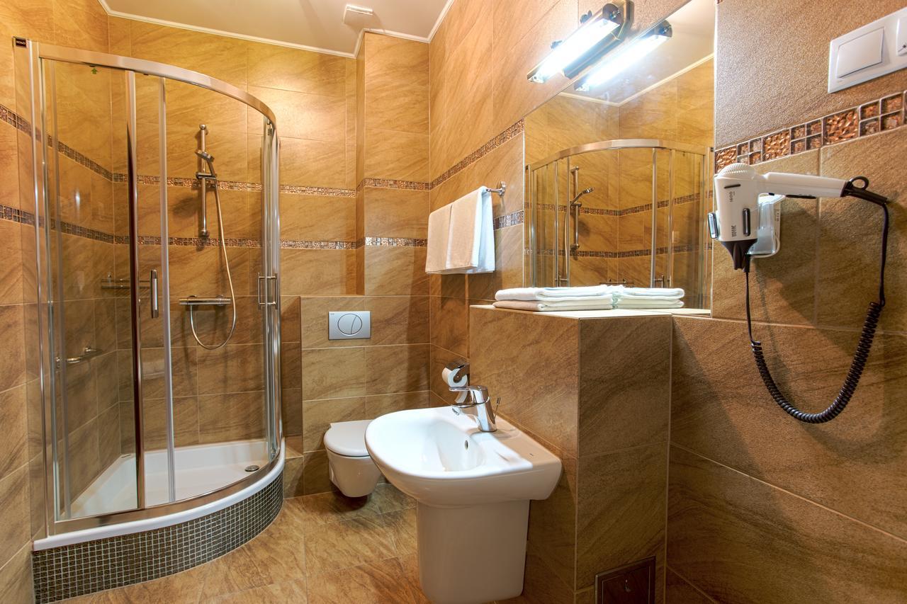 Hotel Roza Kamieniec Wroclawski ภายนอก รูปภาพ