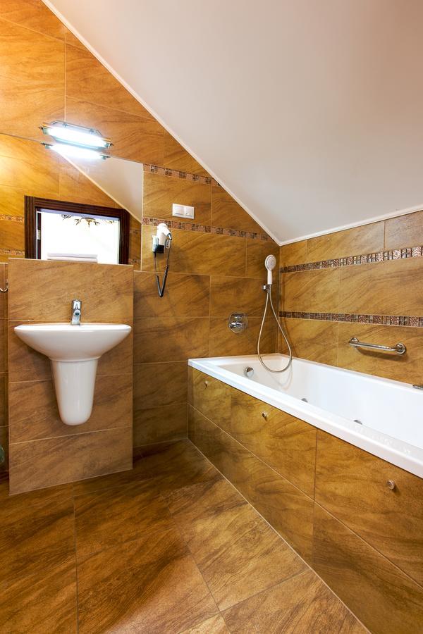 Hotel Roza Kamieniec Wroclawski ภายนอก รูปภาพ