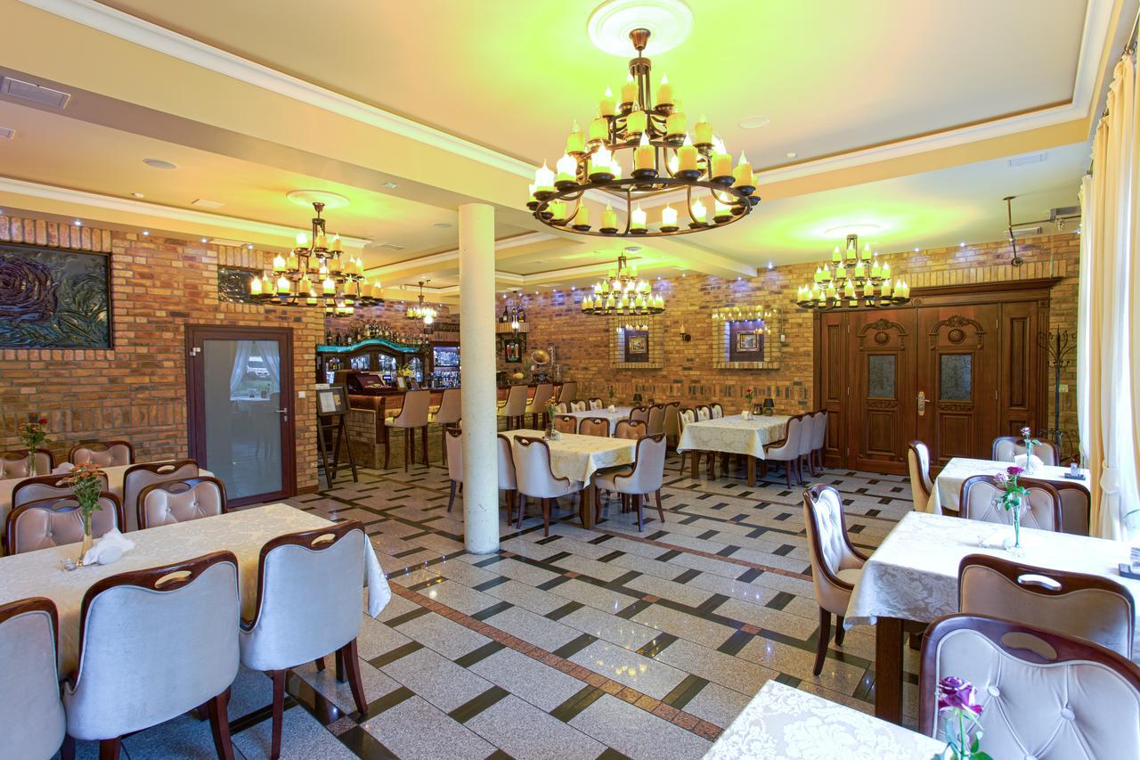 Hotel Roza Kamieniec Wroclawski ภายนอก รูปภาพ