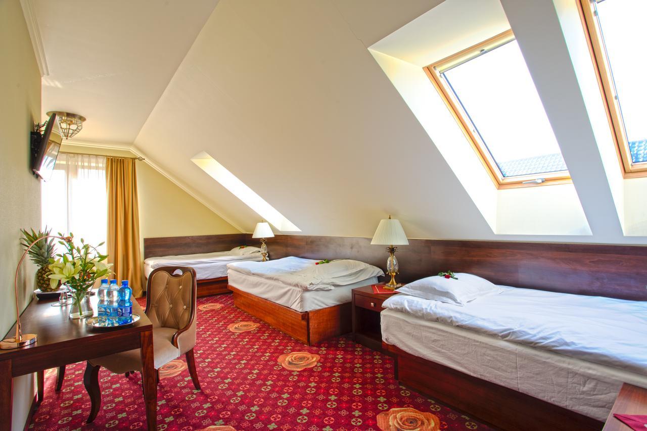 Hotel Roza Kamieniec Wroclawski ภายนอก รูปภาพ